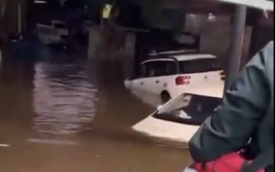 Des voitures à Ashkelon flottent dans des inondation causées par de fortes pluies, le 14 novembre 2025. (Capture d'écran : Magen David Adom Médecins de la région de Lakish via X)